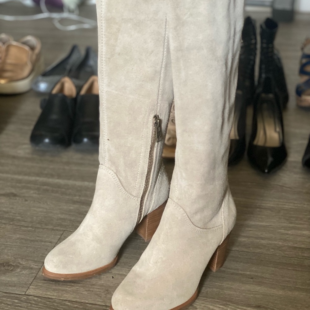 UGG suede boots. 4-5” heel. Cream or beige color. Never wear it, but has no tag.